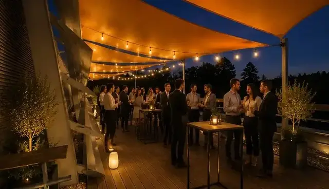 Rassemblement en soirée sur le rooftop